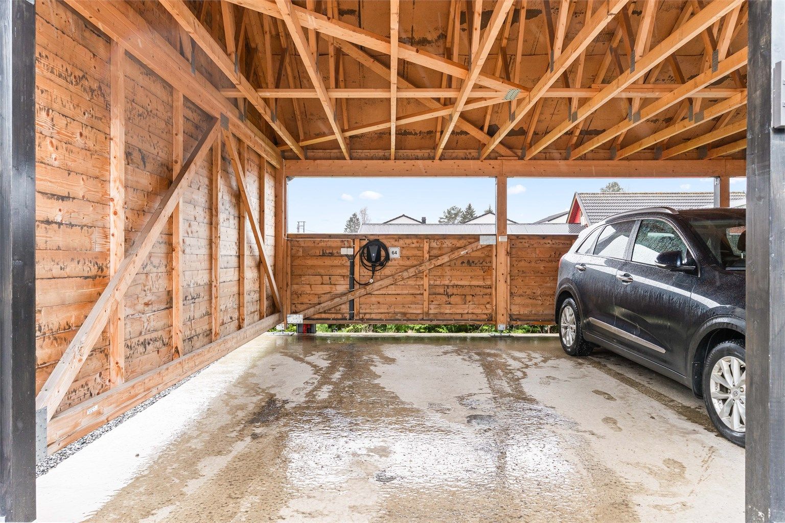 Carport med elbillader. 