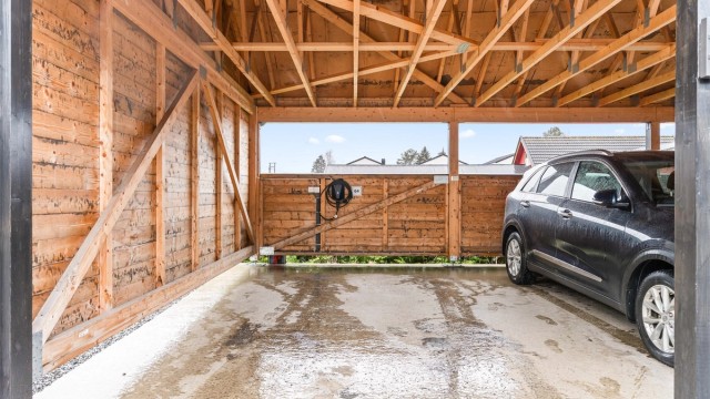 Carport med elbillader.