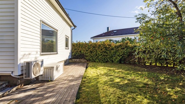Terrassen har god plass til utemøbler og grenser direkte til den grønne plenen.