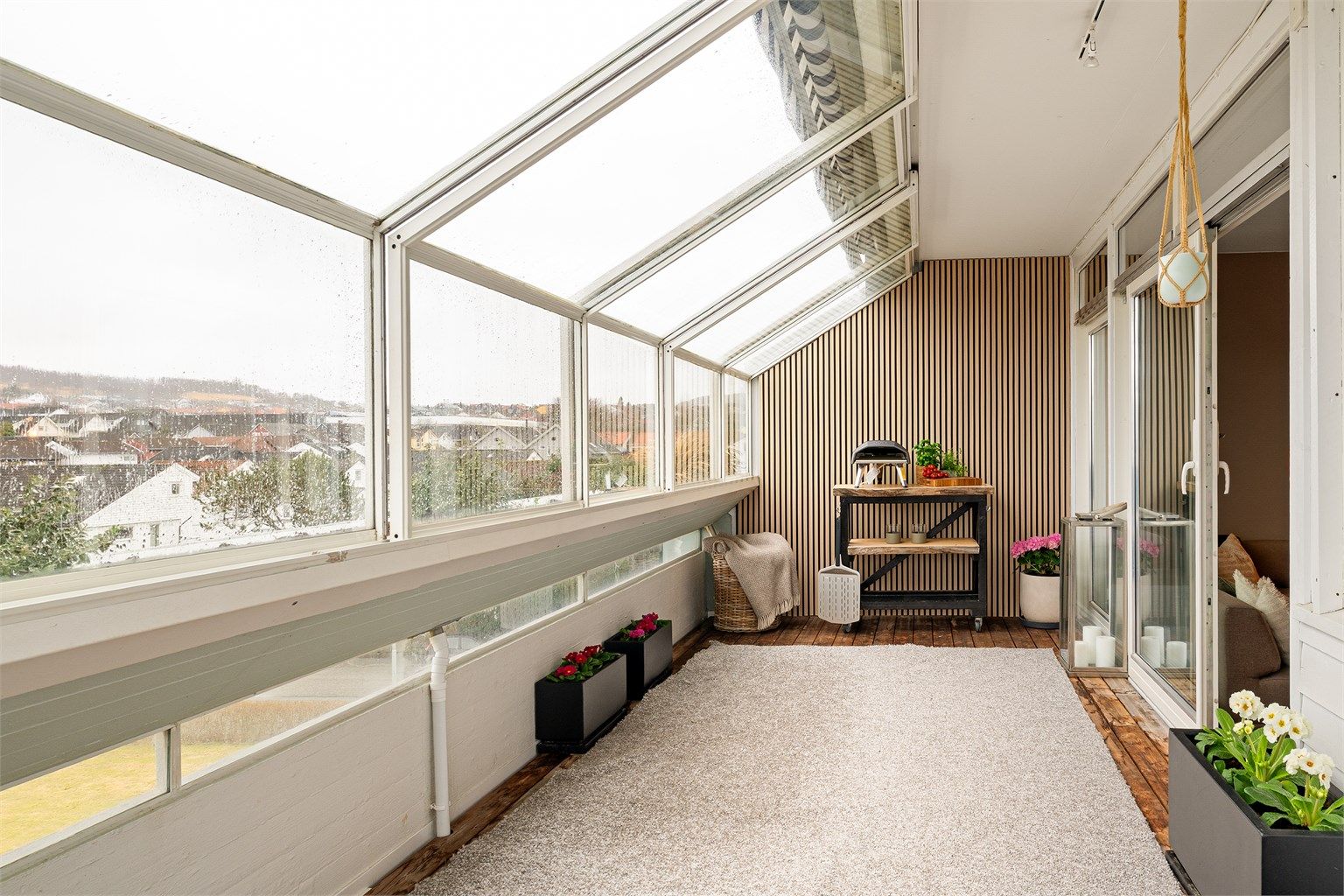 Balkongens størrelse gjør at man både har plass til utemøbler samt grill/pizzaovn. Det er også installert elektriske markiser som kan skygge for sol ved behov. 