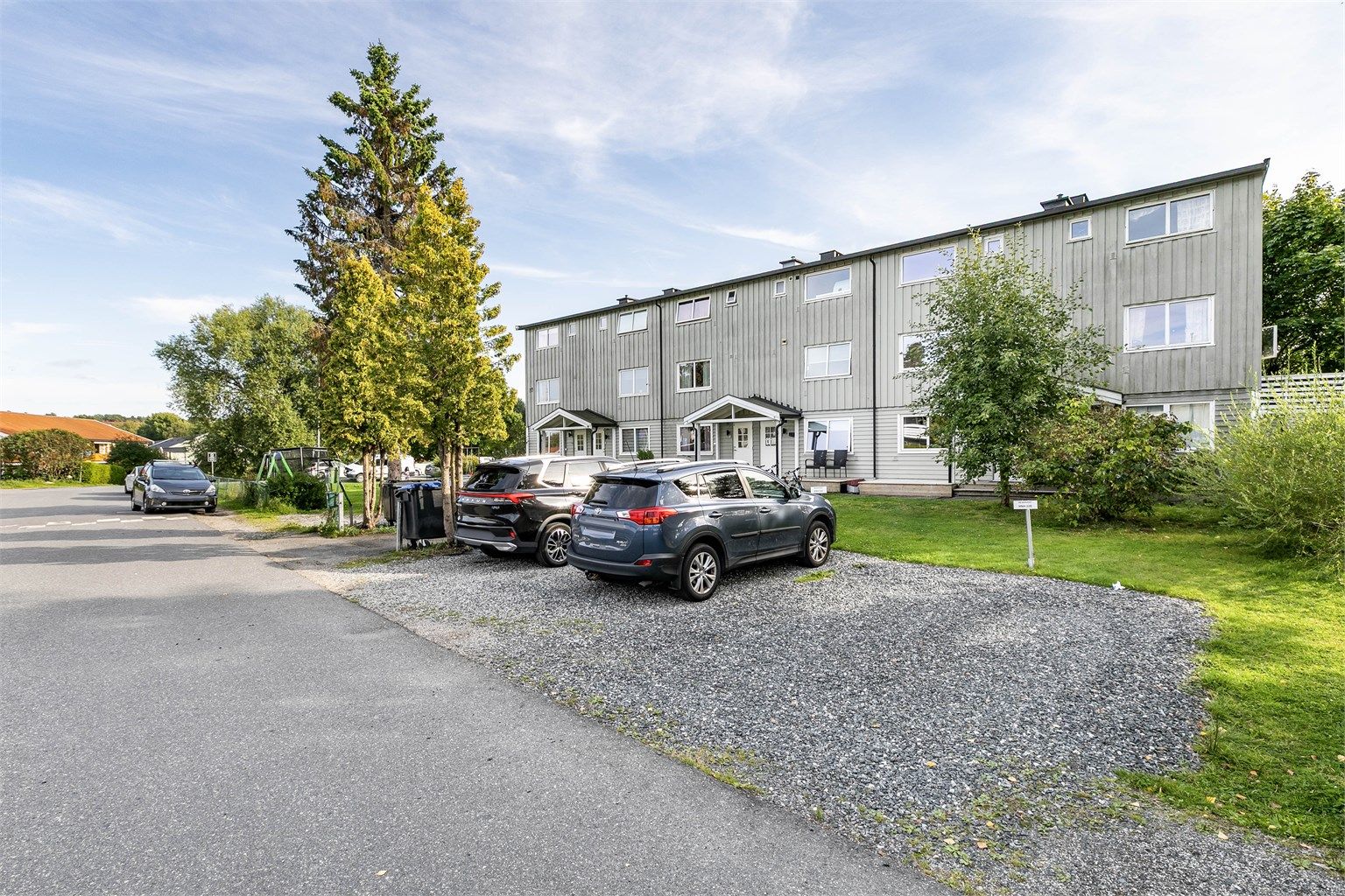 Boligen disponerer en oppmerket biloppstillingsplass på fellesareal få meter fra inngangsdøren.