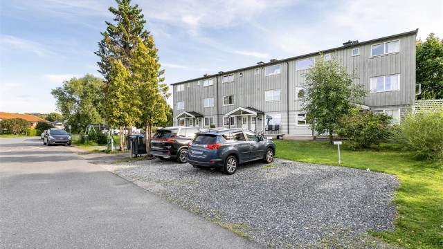 Boligen disponerer en oppmerket biloppstillingsplass på fellesareal få meter fra inngangsdøren.