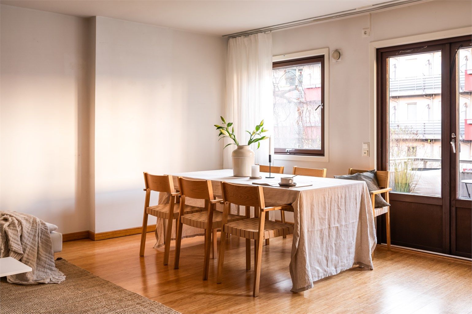 Her er det plass til langbord foran kjøkkenøyen ved vinduet! 