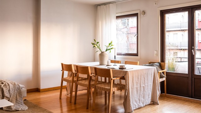 Her er det plass til langbord foran kjøkkenøyen ved vinduet!