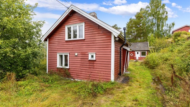 Eiendommen består av hovehus og uthus