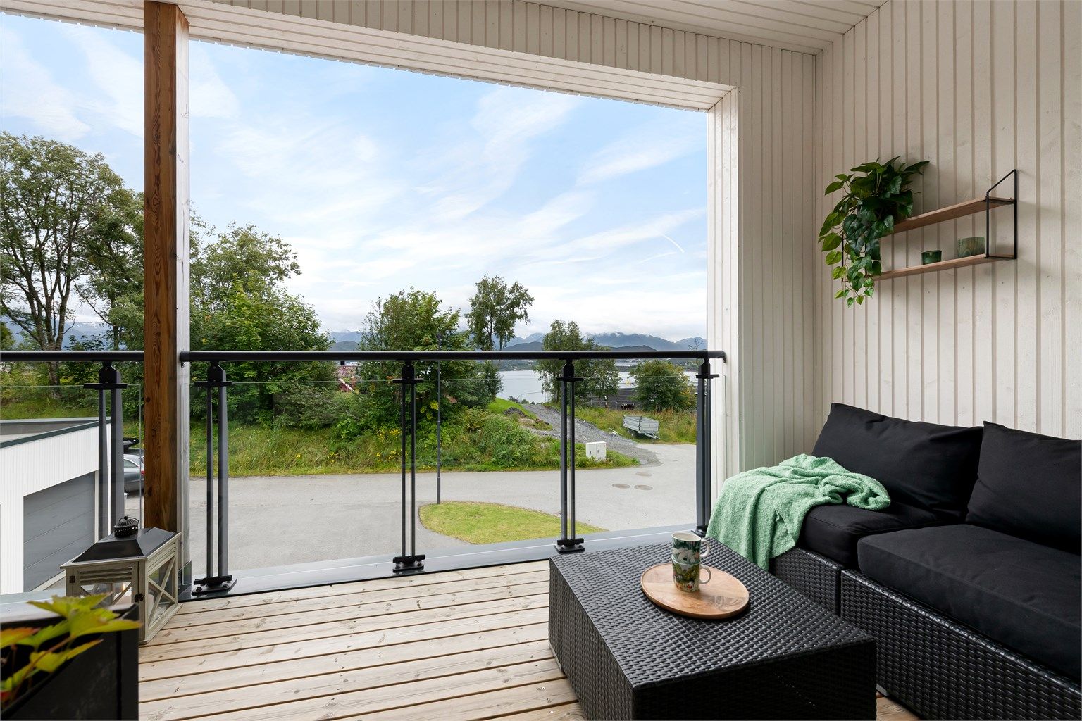 Glassrekkverk på balkongen sikrer utsikten.