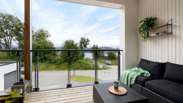 Glassrekkverk på balkongen sikrer utsikten.