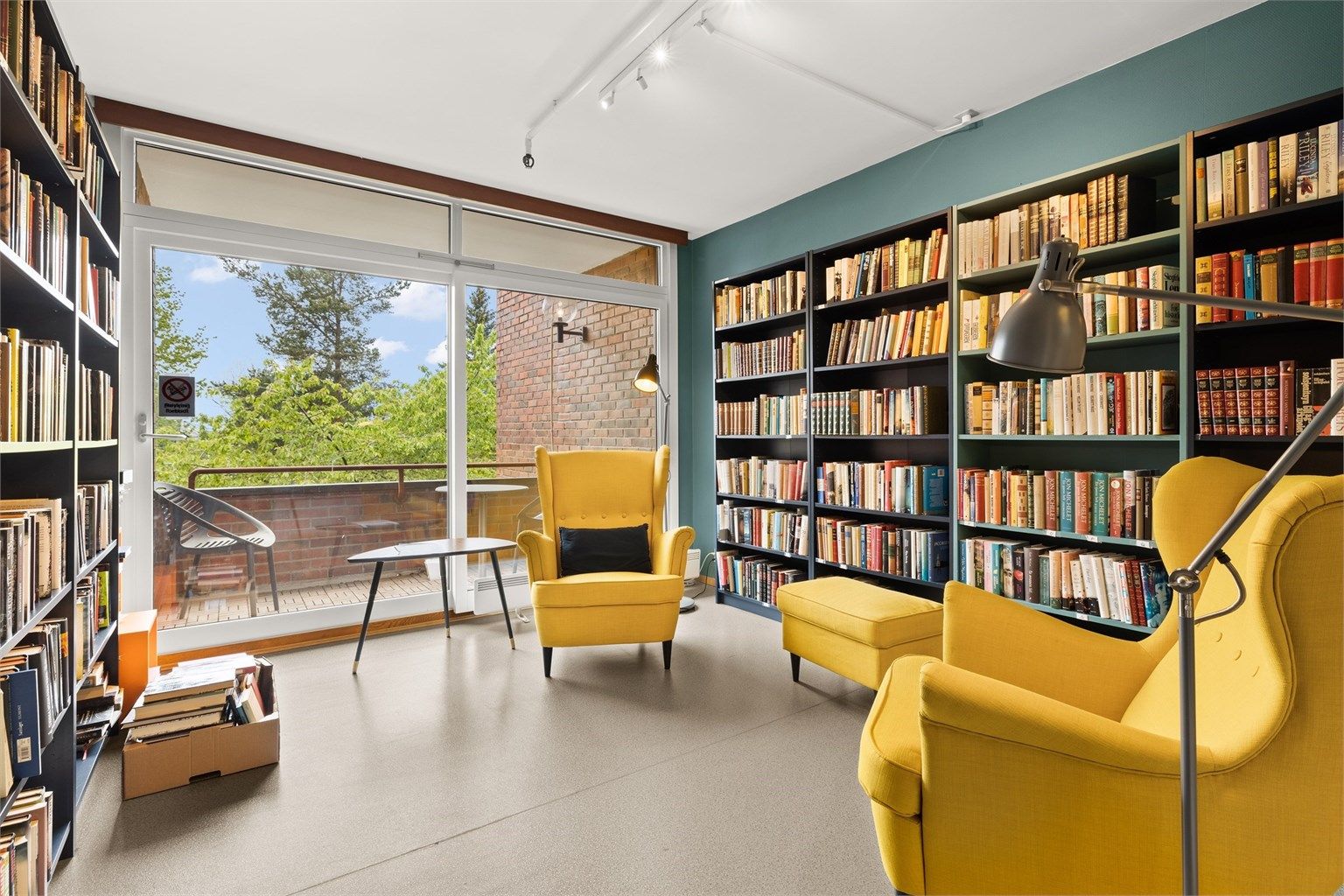 I 1. etasje er det bl.a. en hyggelig felles dagligstue/bibliotek med utgang til vestvendt veranda. Rommet er til fri bruk for beboere og deres gjester