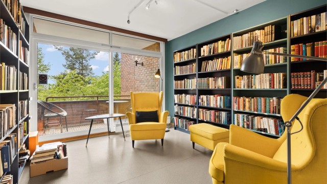 I 1. etasje er det bl.a. en hyggelig felles dagligstue/bibliotek med utgang til vestvendt veranda. Rommet er til fri bruk for beboere og deres gjester