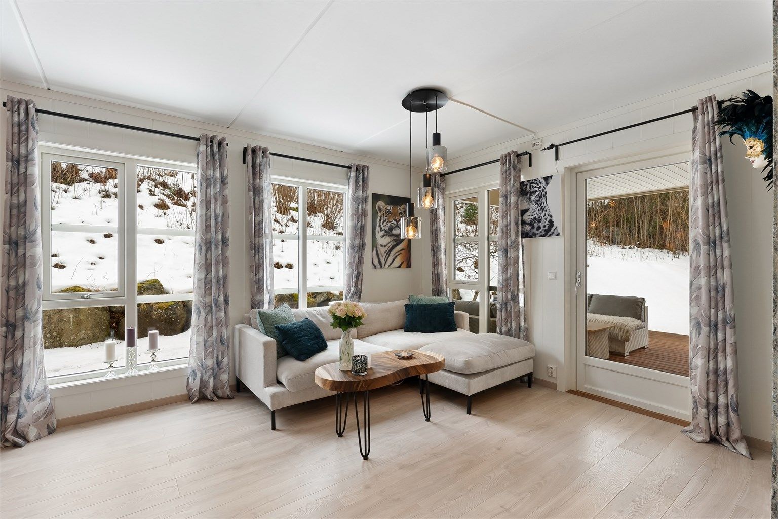 De store vindusflatene gir rikelig med naturlig lys