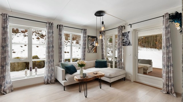 De store vindusflatene gir rikelig med naturlig lys