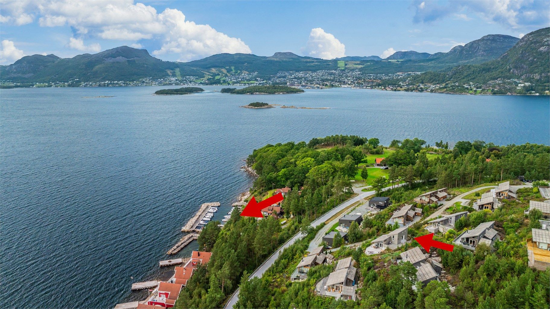Flott hytte fra 2009 m/nydelig utsikt mot sjø og fjell. Egen båtplass, parkering til to biler. Kun 40 min kjøring fra Stavanger. 