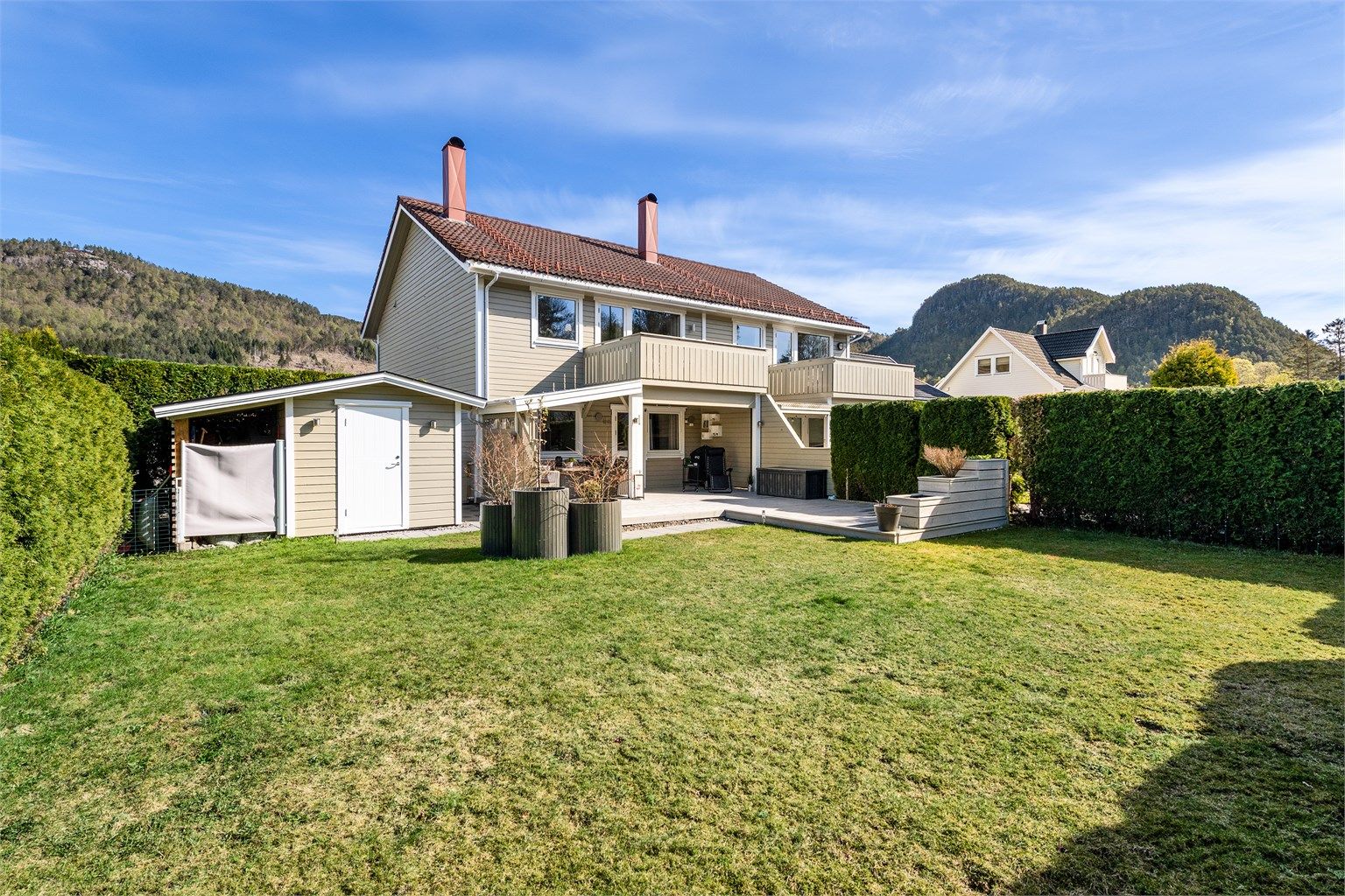 En stor og solrik hage som er ideell for en aktiv familie.