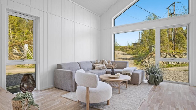 Pen stue med god takhøyde (bilde fra identisk hytte).