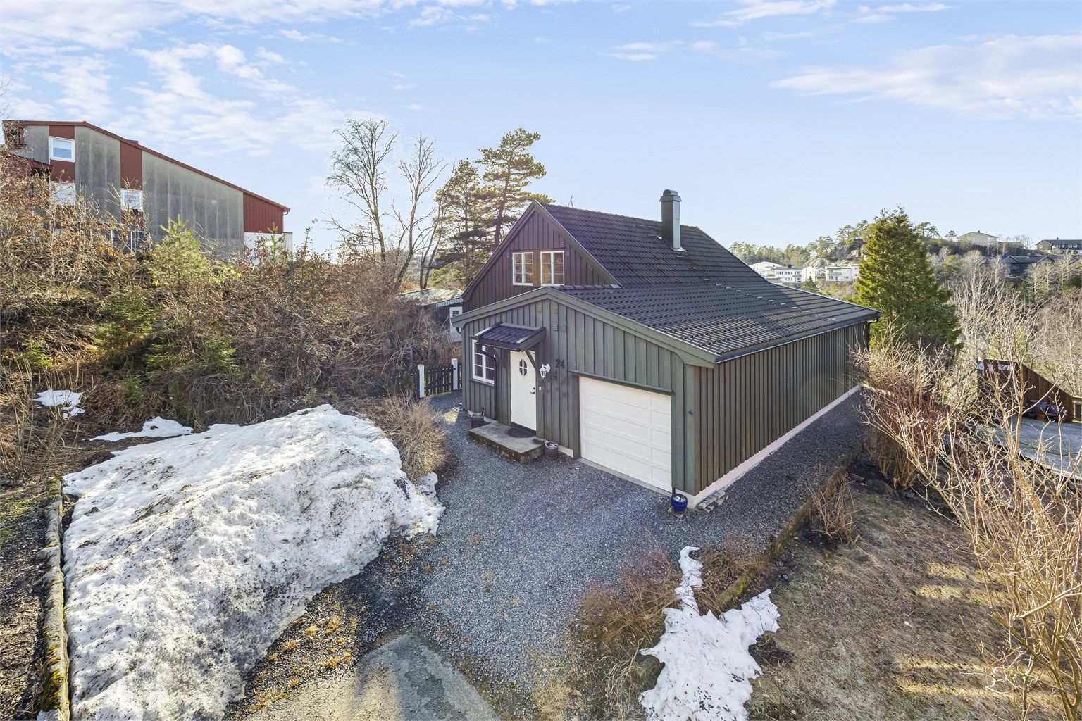 Sjarmerende enebolig i solrike omgivelser. Tre soverom, garasje og stor veranda med utsikt. 