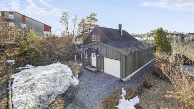 Sjarmerende enebolig i solrike omgivelser. Tre soverom, garasje og stor veranda med utsikt.