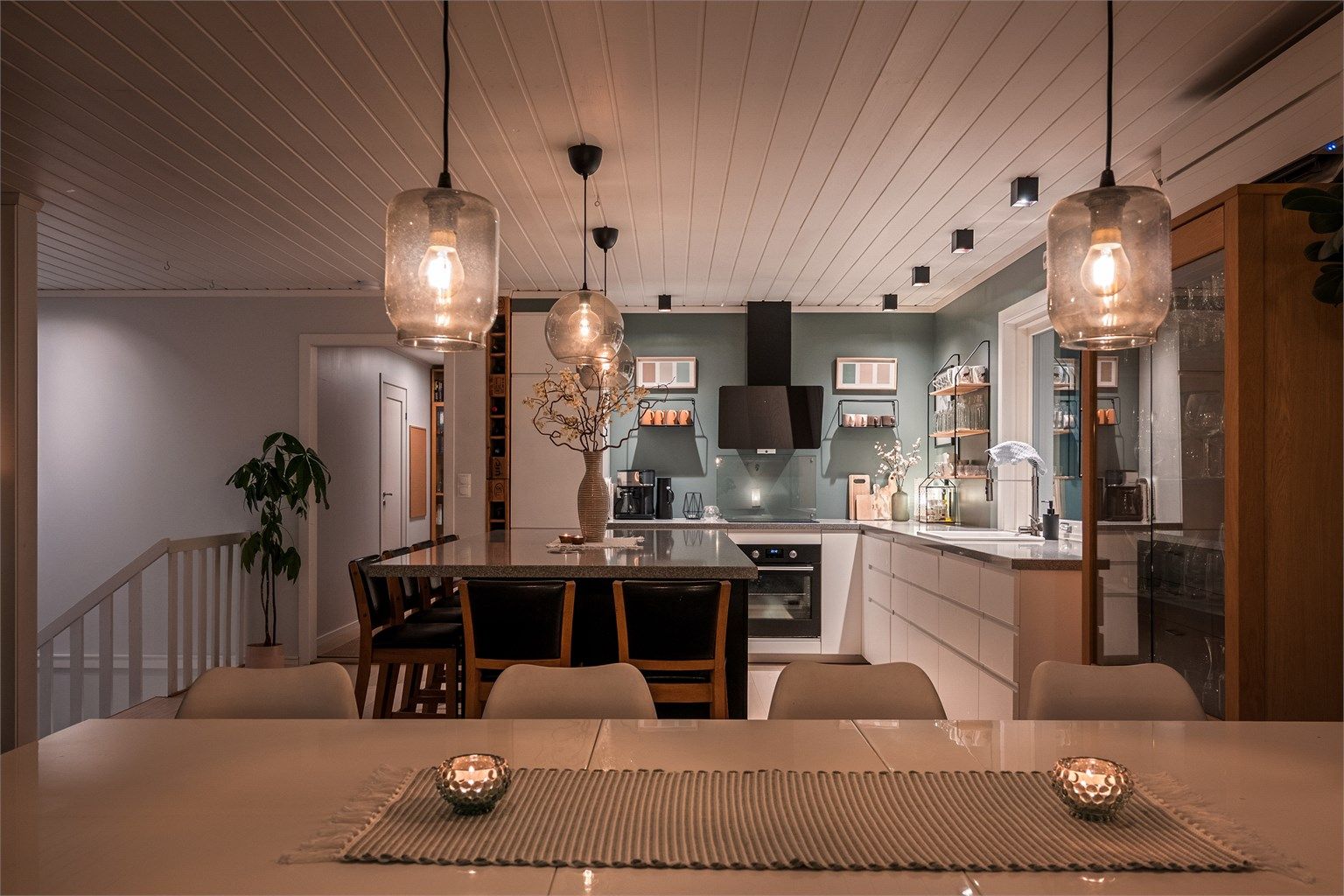 Et sentralt element i den sosiale sonen er kjøkkenet med påkostet innredning fra IKEA, montert i 2018.