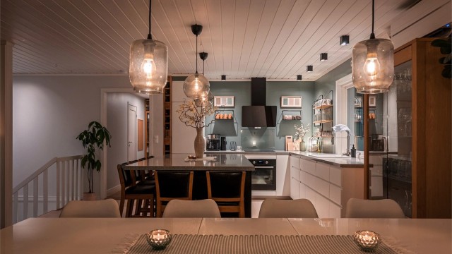 Et sentralt element i den sosiale sonen er kjøkkenet med påkostet innredning fra IKEA, montert i 2018.