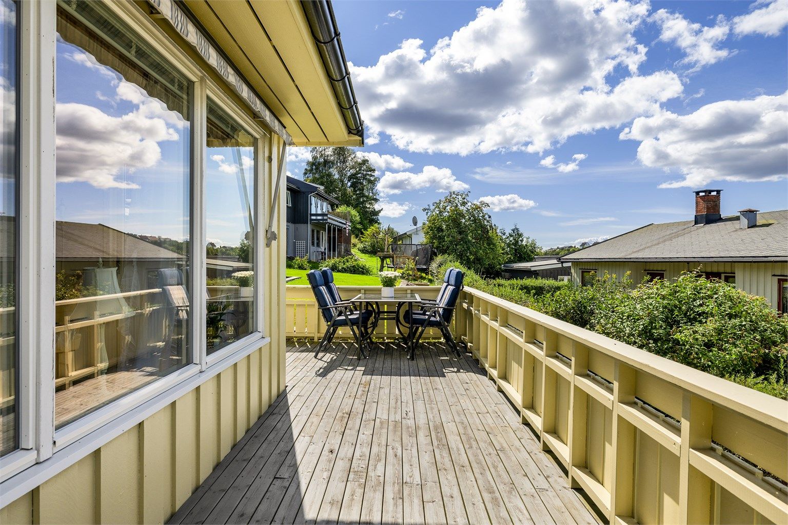 Boligens syd-vestre hjørne omfavnes av en solfylt terrasse på over 20 kvm.