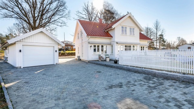 Dette er en meget praktisk, romslig og familievennlig enebolig av modellen Diana Royal fra IEC-Hus, oppført i 2007.