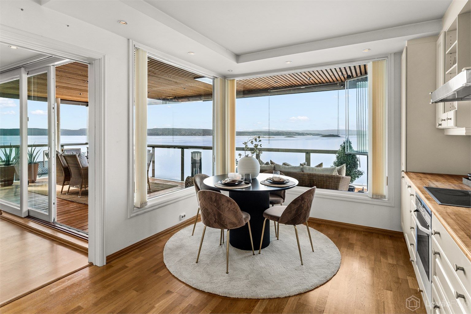 Eget kjøkken med store vindusflater med fantastisk utsikt og god plass til spisebord ved vinduene