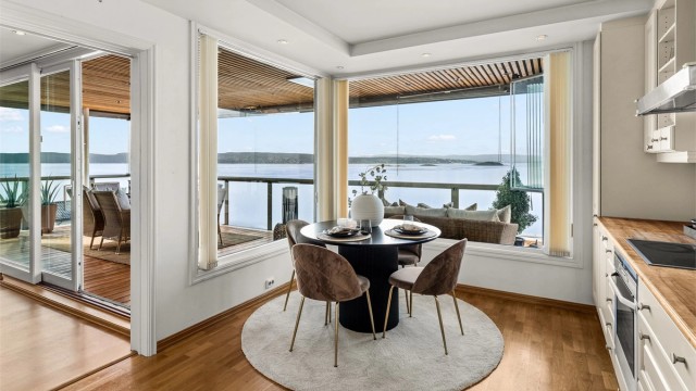 Eget kjøkken med store vindusflater med fantastisk utsikt og god plass til spisebord ved vinduene