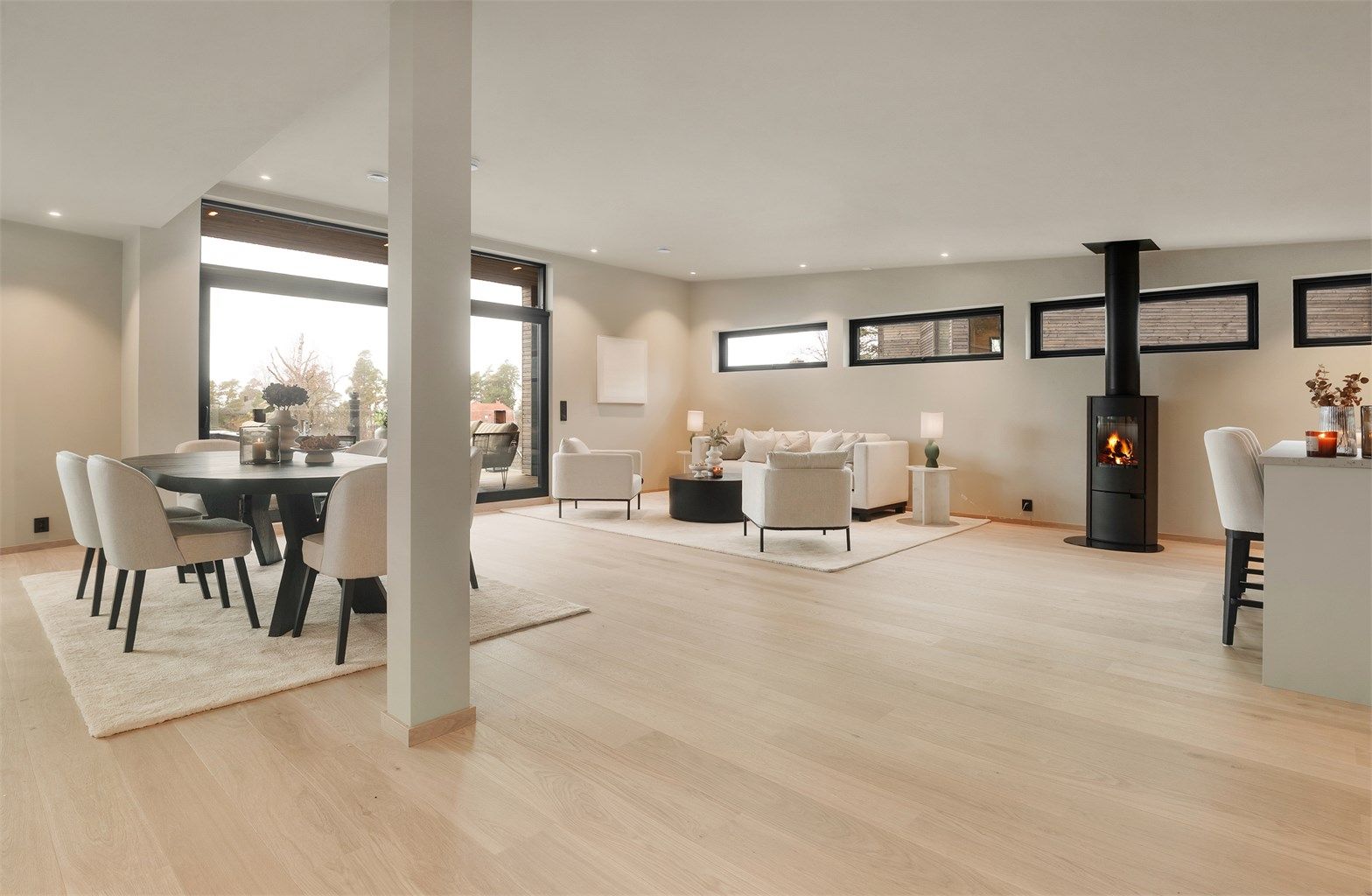 Her oppe gir en takhøyde på opptil 2,85 meter og store vindusflater en svært luftig atmosfære.