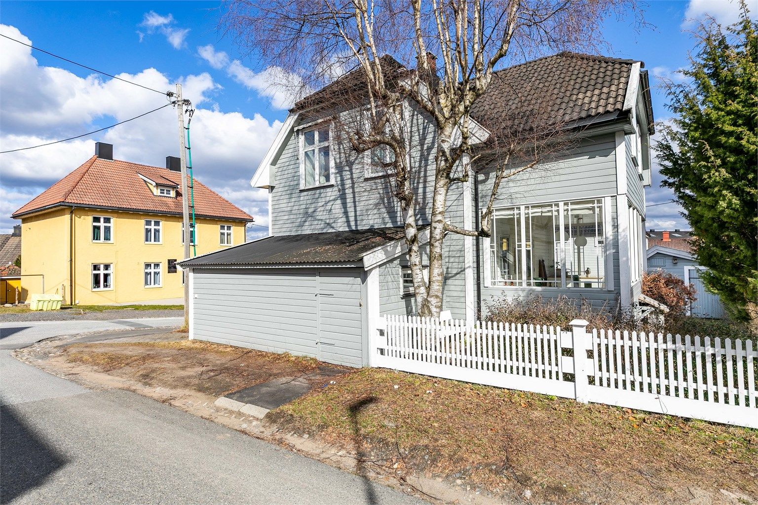 Olav Kyrres gate 6 presenteres av Krogsveen. Eiendommen ligger blant kvartaler med historisk sus på Jeløy. Boligen i seg selv er fylt av 110 års historie. Fotograf; Børge Oppegård.
