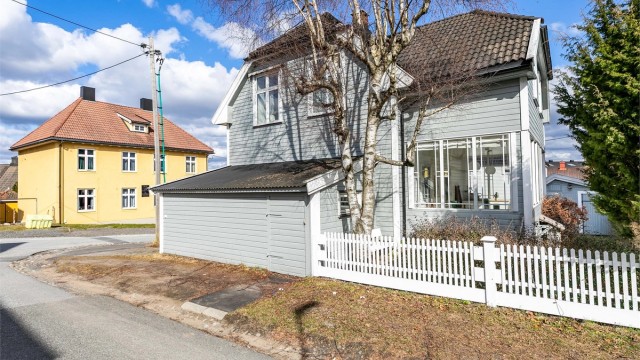 Olav Kyrres gate 6 presenteres av Krogsveen. Eiendommen ligger blant kvartaler med historisk sus på Jeløy. Boligen i seg selv er fylt av 110 års historie. Fotograf; Børge Oppegård.