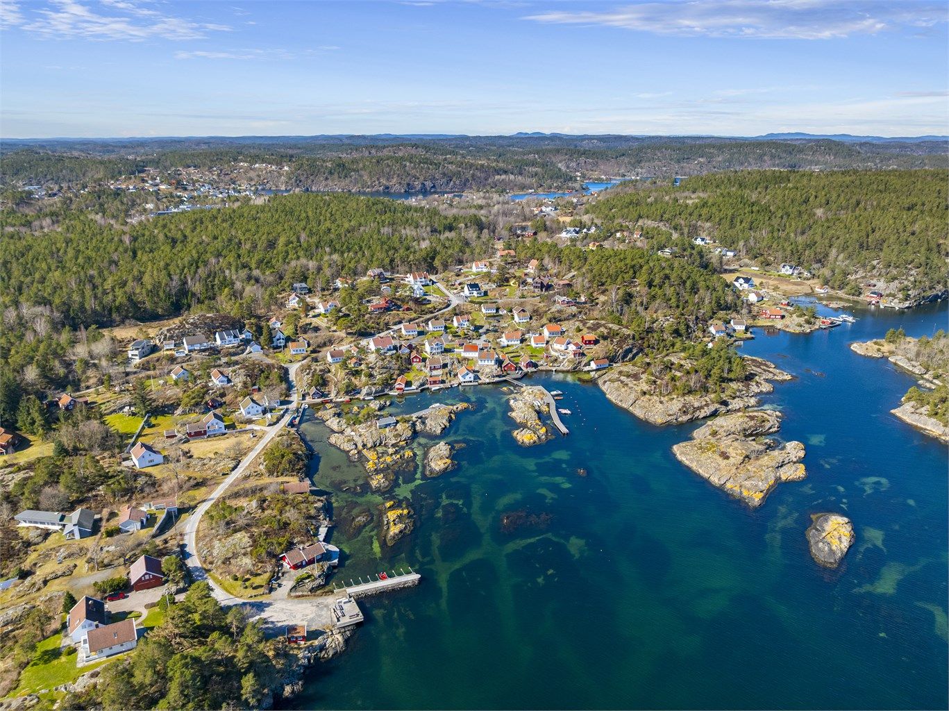 Kilsund byr på ekte sørlandsidyll med spredt bebyggelse, skog og nærhet til sjøen.