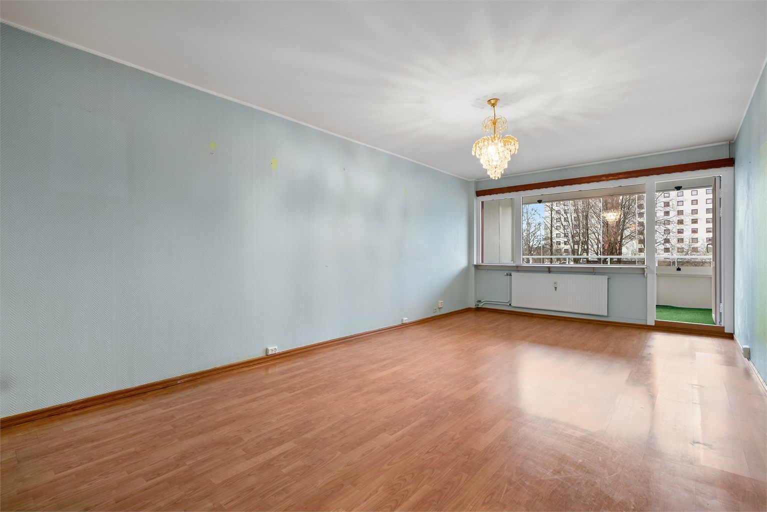 Stor stue med utgang til balkongen.