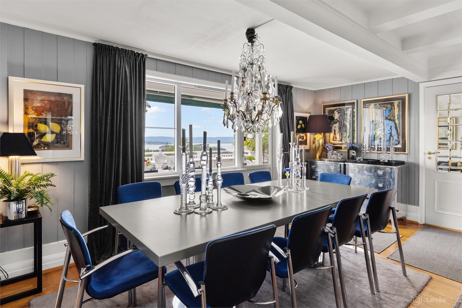 Fra spisestuen er det utgang til stor vestvendt terrasse på 41 kvm med flott utsikt