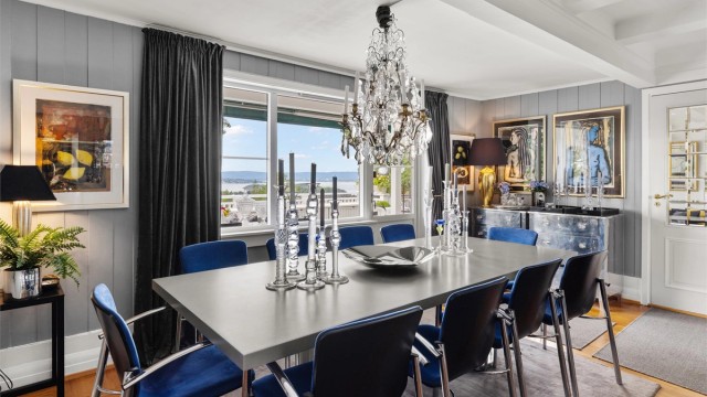 Fra spisestuen er det utgang til stor vestvendt terrasse på 41 kvm med flott utsikt