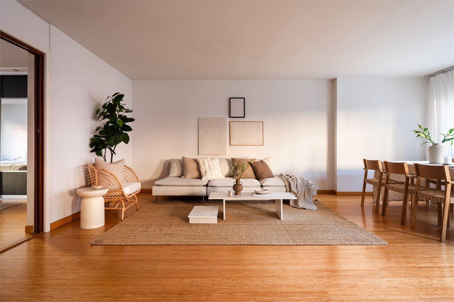 Stuen har god plass til stor hjørnesofa og tv-møblement.