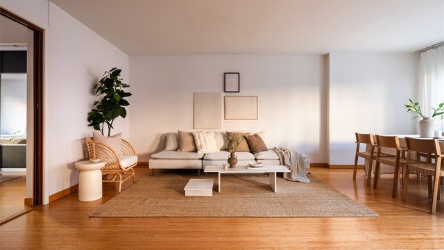 Stuen har god plass til stor hjørnesofa og tv-møblement.