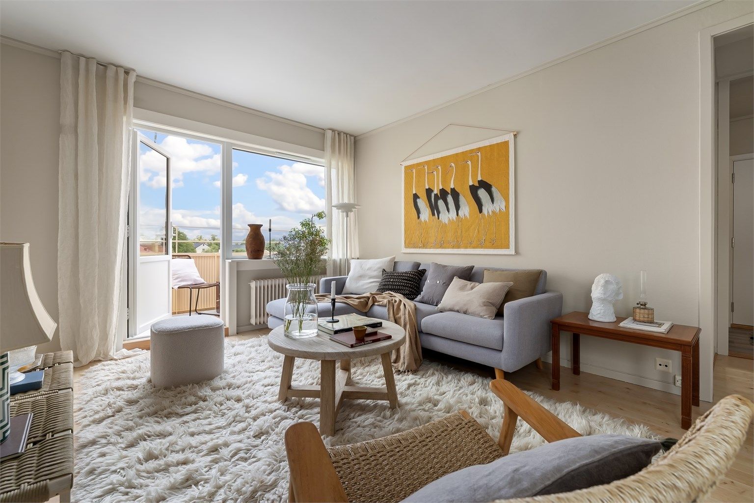 Tiltalende og moderne hjørnestue med en lys og luftig romfølelse