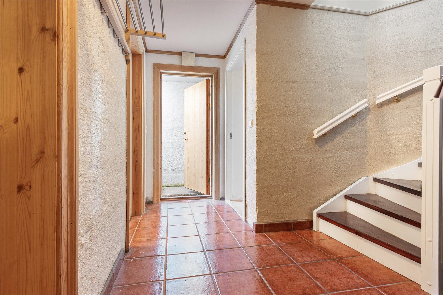 Trappegang med gulvfliser med gulvvarme og egen inngang utenfra via utvendig kjellertrapp