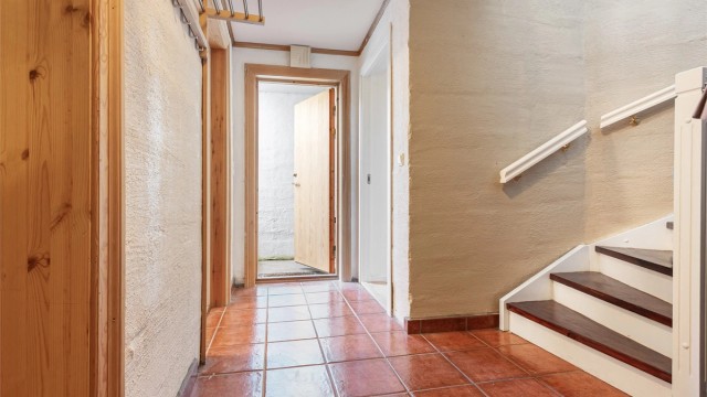 Trappegang med gulvfliser med gulvvarme og egen inngang utenfra via utvendig kjellertrapp