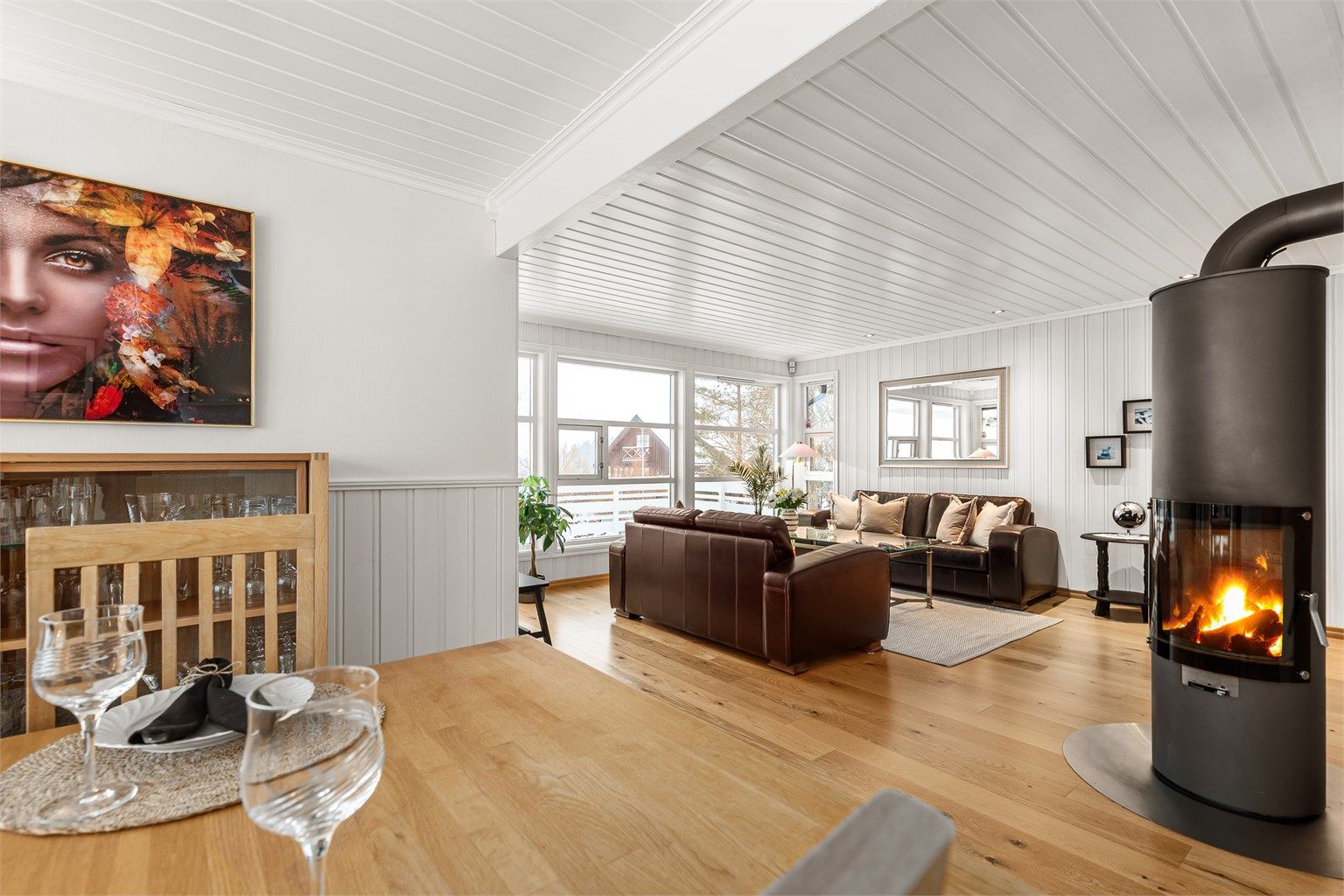 Fra spisestue mot stue 