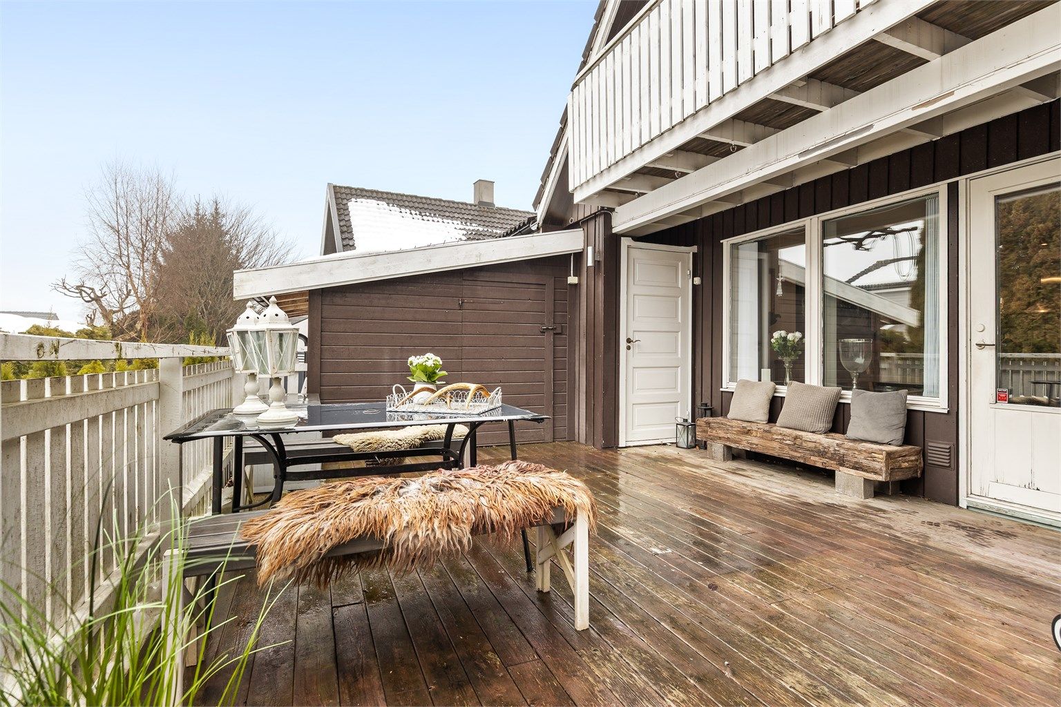 Sol fra ca. kl. 10.00 til 21.00 (midtsommerstid) iflg. selger.