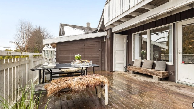 Sol fra ca. kl. 10.00 til 21.00 (midtsommerstid) iflg. selger.