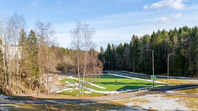 Nærområdet byr på gode aktivitetstilbud, inkludert Humleby kunstgressbane kun to minutter unna.