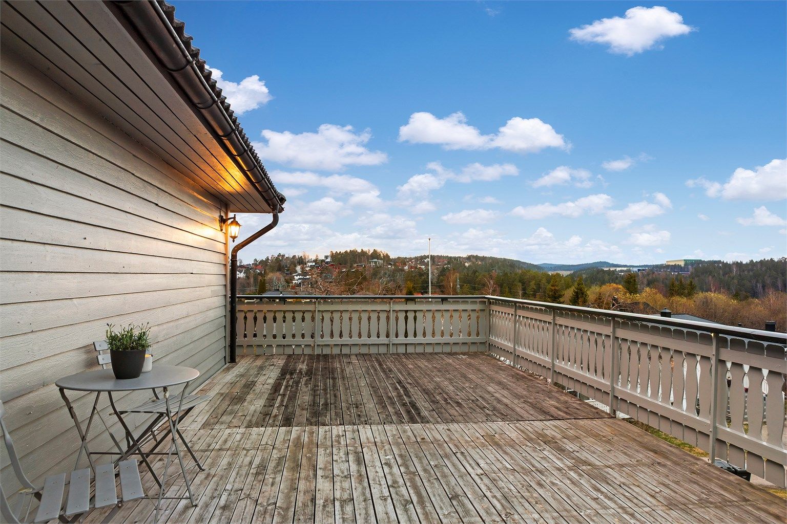 Stor takterrasse med flott utsikt over nærområdet.