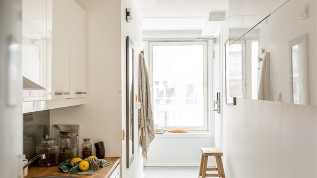 Fra kjøkkenet kommer man inn i boligens entré