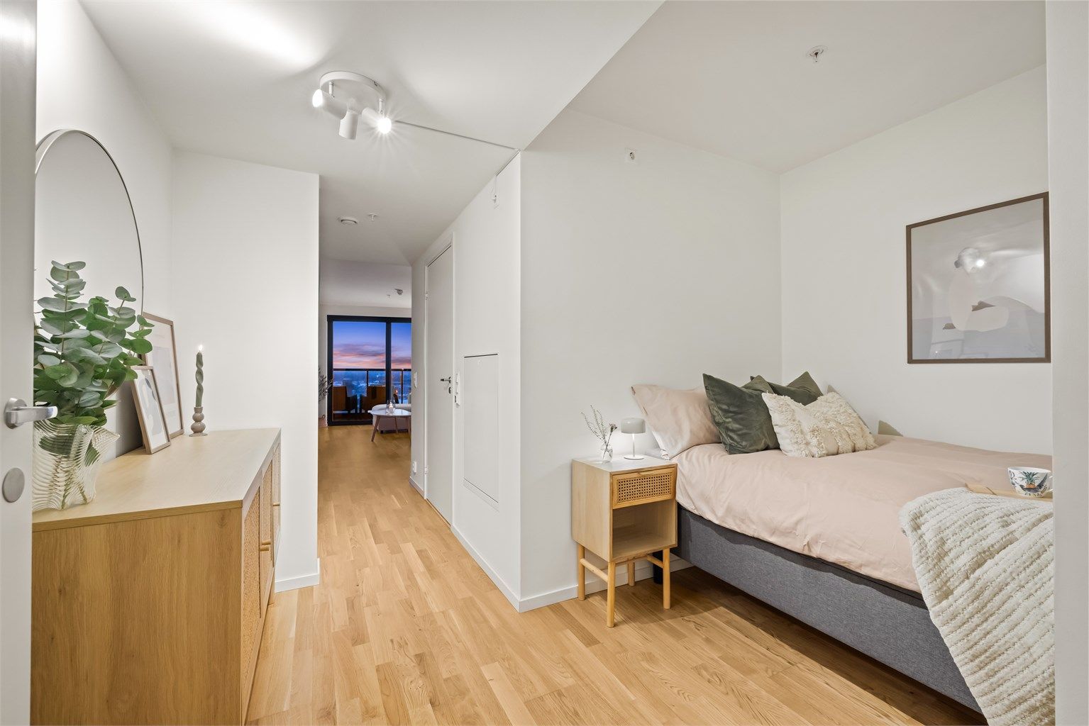 Entréen leder inn til en praktisk sovealkove, smart adskilt fra oppholdsrommet.