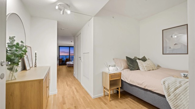 Entréen leder inn til en praktisk sovealkove, smart adskilt fra oppholdsrommet.