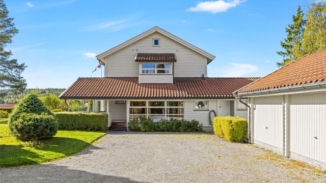 Gruset gårdsplass med god plass til parkering og enkel adkomst til boligen.