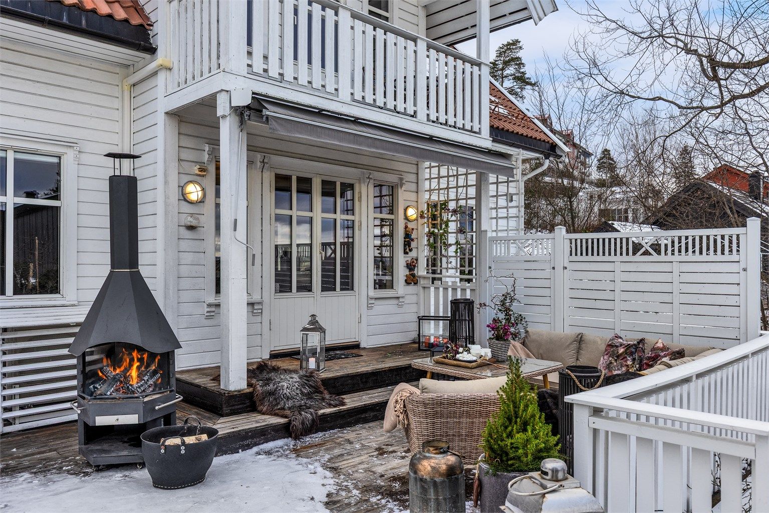 Terrasse med god plass til ulike sittegrupper. Motorstyrt markise