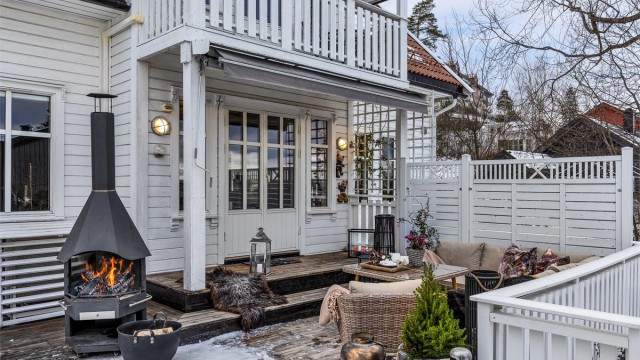 Terrasse med god plass til ulike sittegrupper. Motorstyrt markise