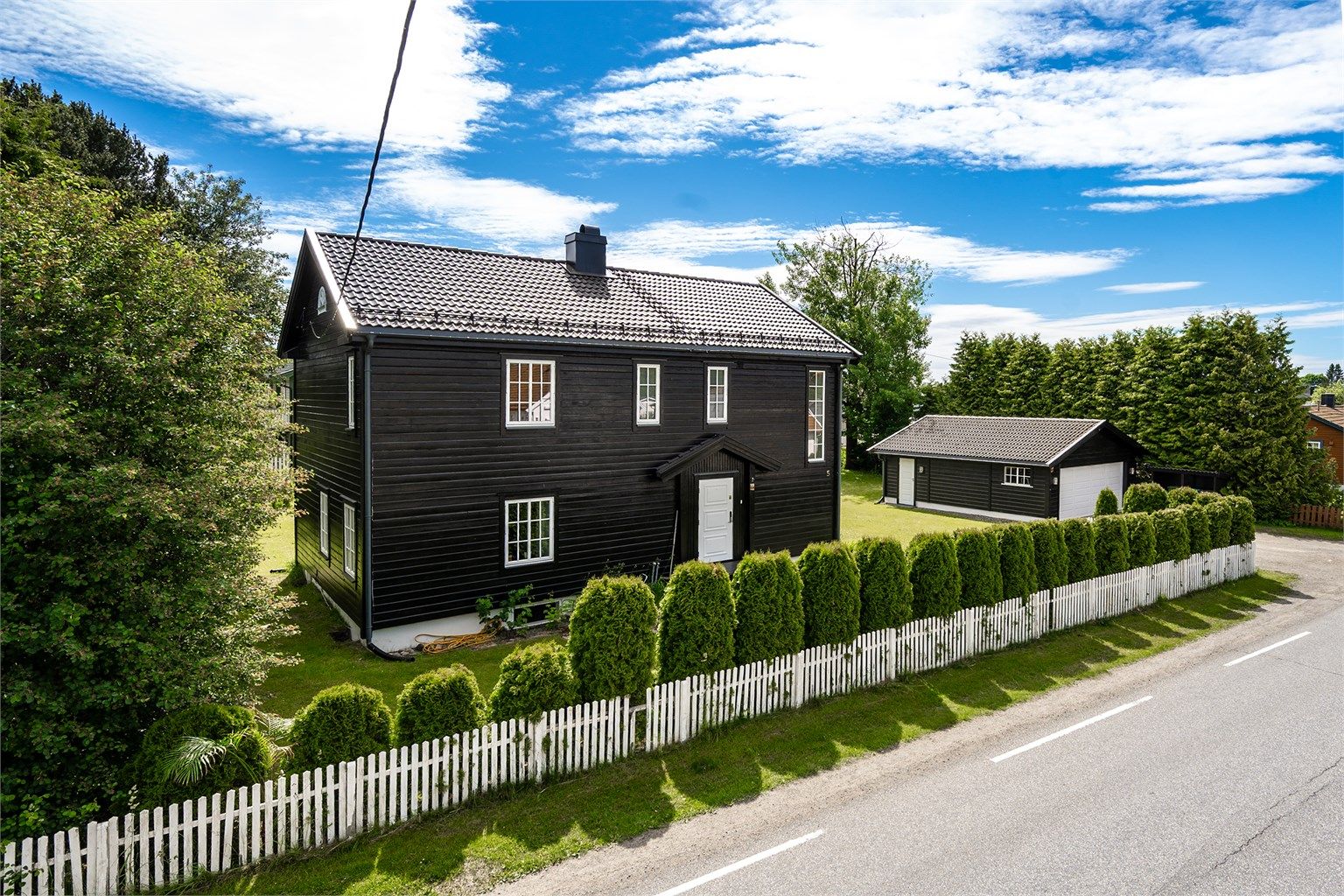 Jessheim sentrum med alle bymessige fasiliteter ligger kun ca. 7 minutter unna med bil.